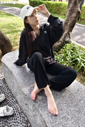 个人约拍 No.032 黑衣草地[434P+125V7.07G]